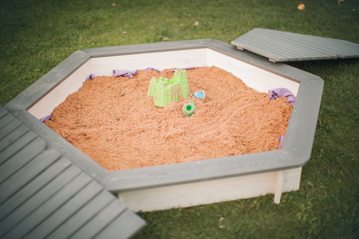 Sandbox with lid six corner