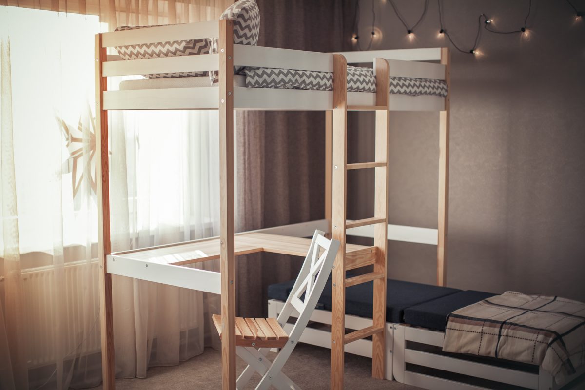 Bērnu gulta ar rakstāmgaldu un papildus guļamvietu