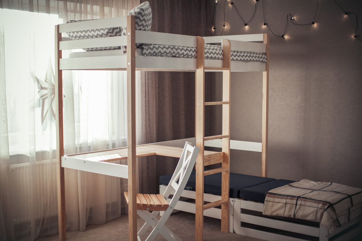 Bērnu gulta ar rakstāmgaldu un papildus guļamvietu